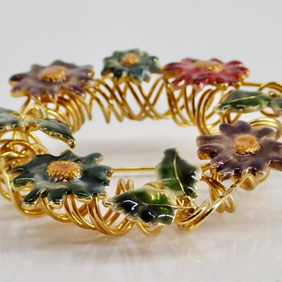 Christmas Wreath Brooch Mid-Century Gold Tone Colored Enamel Flowers Spiral VTG - Picture 3 of 8